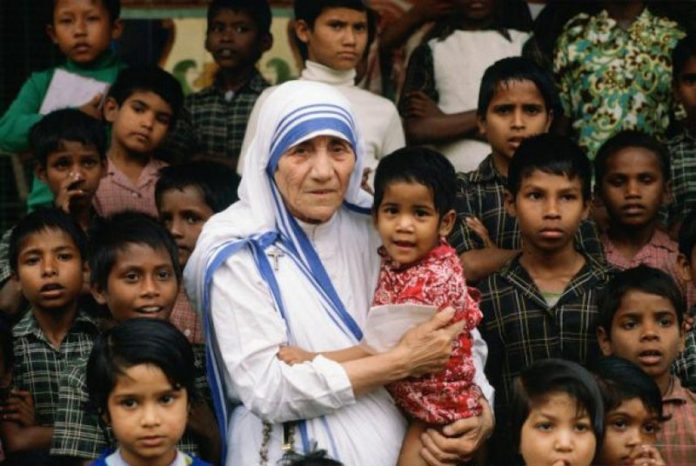 Nënë Tereza me fëmijë