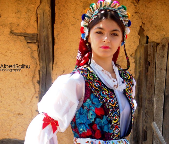 Vajza nga Leskovci me kostum kombëtar
