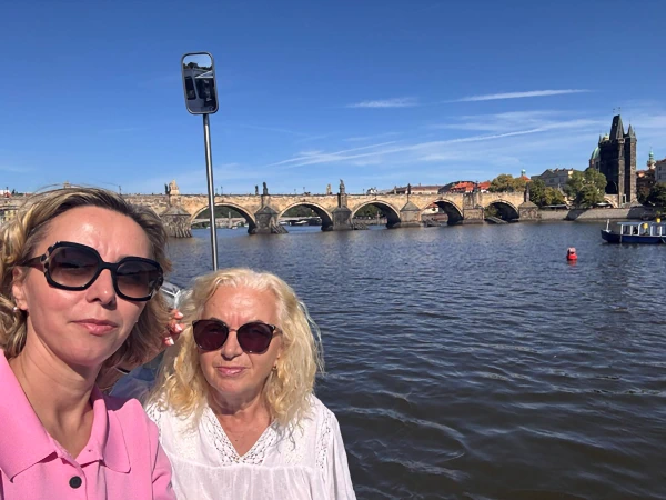 Arta Basha-Jakupi e Sabile Basha, me kroçere në lumin Vltava