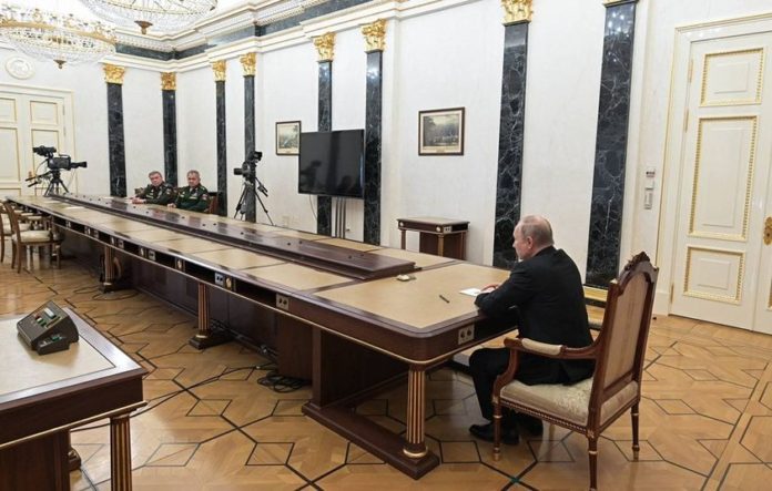 Putin në tavolinën e madhe