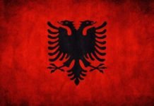 Nga kërcënimet me bombë te lufta hibride: A po bëhet Shqipëria objekt i operacioneve të frikësimit dhe ndikimit në Ballkan? Flamuri shqiptar