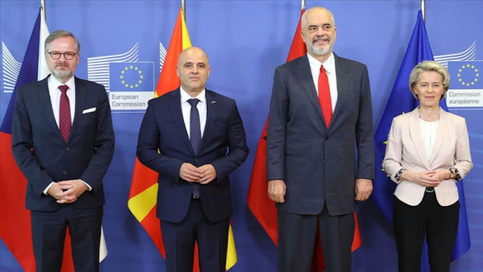 Shqipëria e Maqedonia hapin negociatat me BE
