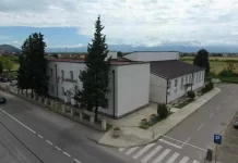 Shqiptarëve të asimiluar iu pengon Flamuri shqiptar Komuna e Tuzit - ndërtesa