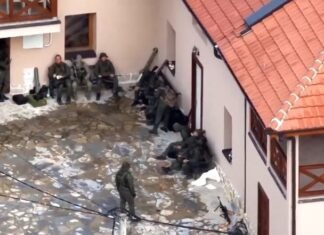 SERBIA NDËRMJET PËRBALLJES ME HISTORINË DHE DOMOSDOSHMËRISË PËR DISTANCIM NGA PROGRAMET DHE ELABORATET ANTISHQIPTARE Serbët në manastir - Banjskë