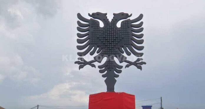 Shqiponja në hyrje të Podujevës