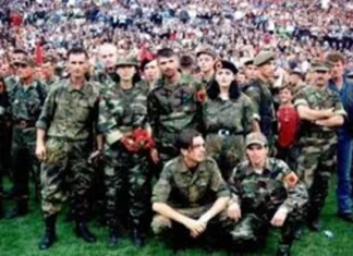 “UÇK E THEMELUAM, POR NË LUFTË NUK E ANGAZHUAM” UÇK - ushtarë