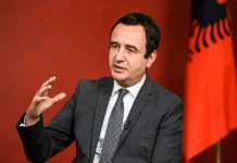 LIGJI PËR HUAJT, ZBATIMI SELSKTIV I DOKUMENTEVE IDENTITARE! Albin Kurti - me flamur