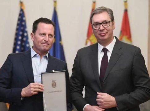 Richard Grenell dekorohet nga Alexander Vucic