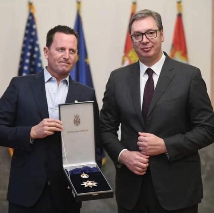 Richard Grenell dekorohet nga Alexander Vucic