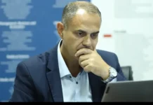 Kur sulmohet gazetaria, rrezikohet demokracia: të vërtetën nuk e hesht as pushteti, as linçimi Musa Sabedini - me laptop
