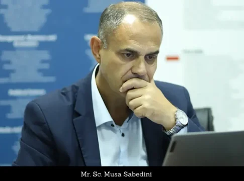 Musa Sabedini - me laptop
