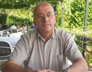 QENËSIA DHE POETIKA: KORNIZA LETRARE APO LETËRSIA NË KORNIZË Llesh Ndoj