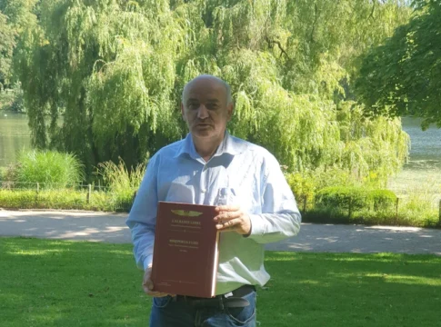 Nue Oroshi me Librin L'Albania Libre