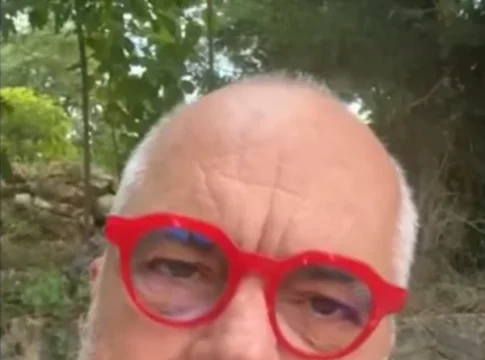 Edi Rama - me syze të kuqe