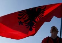 BDI Butel: Drejtoresha e shkollës “Zhivko Brajkovski” ndaloi festimin e 28 Nëntorit për shkak të veshjes kombëtare shqiptare të fëmijëve Flamuri shqiptar