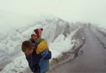 Dy vëllezërit e vegjël po ikin nga lufta në Kosovë… – a din kush gjë për këtë foto e fatin e këtyre dy djemve të vegjël?! Dy vëllezërit e vegjël