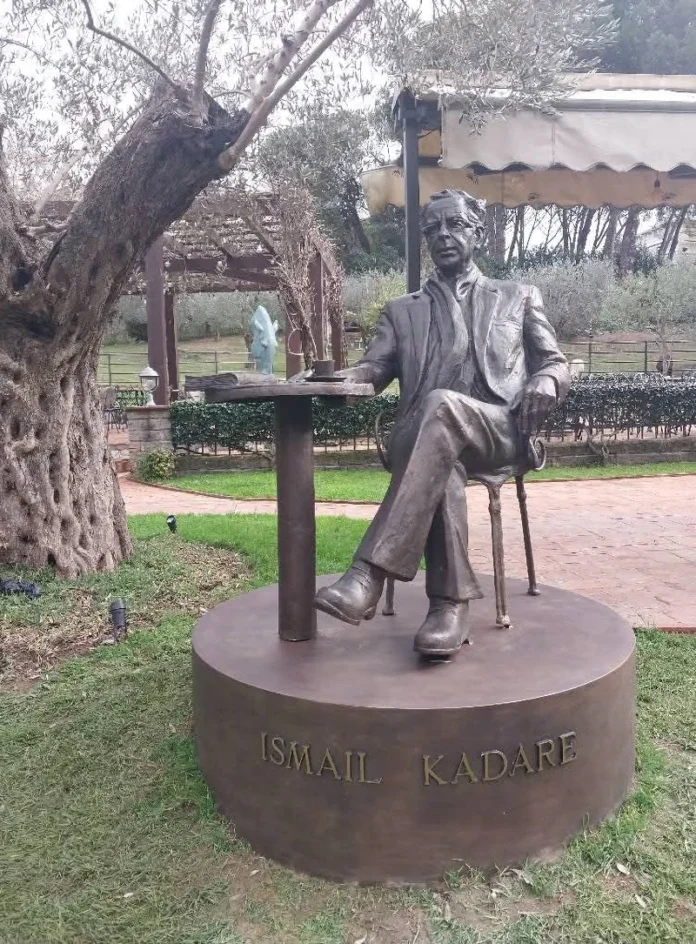 Ismail Kadare - shtatore