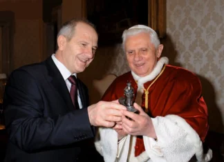 Fisnik e dinjitar përherë Fatmir Sejdiu - Papa Benedict