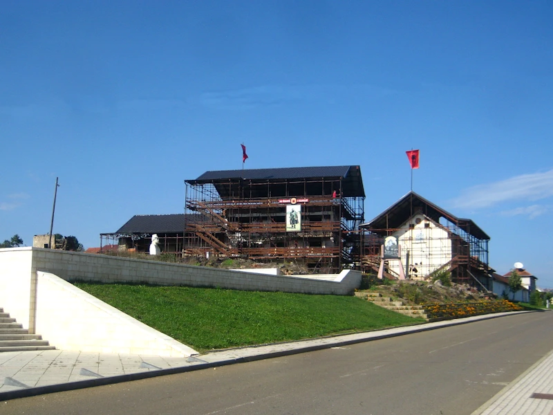 Kompleksi i shtëpive të familjes Jashari në Prekaz