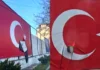 “Provokim në zemër të Kosovës: Flamuri i një shteti të huaj në Mitrovicë dhe policia që e ruan atë” Griset flamuri turk në Mtrovicë