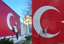 “Provokim në zemër të Kosovës: Flamuri i një shteti të huaj në Mitrovicë dhe policia që e ruan atë” Griset flamuri turk në Mtrovicë