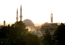 Harmonia fetare në imazhin e një pulle postare Shkodër - objekte fetare