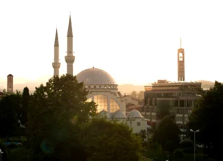 Harmonia fetare në imazhin e një pulle postare Shkodër - objekte fetare