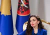 Të vërtetat e Vjosa Osmanit – Presidentës së Kosovës Vjosa Osmani - me flamuj