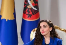 Të vërtetat e Vjosa Osmanit – Presidentës së Kosovës Vjosa Osmani - me flamuj