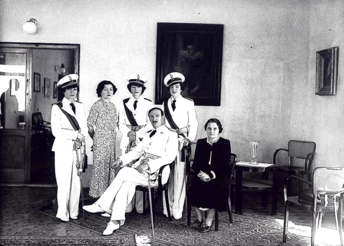 Zogu me motrat e tij