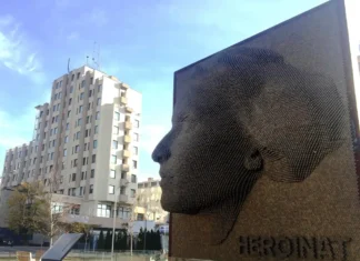 Nënat që lindën yje Monumenti Heroinat - Prishtinë