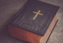 Ligji i Knessetit, e drejta ndërkombëtare dhe trajtimi i personave të detyruar në konflikt The Bible