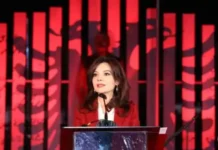 Më përjashto Elisa Spiropali - me flamur