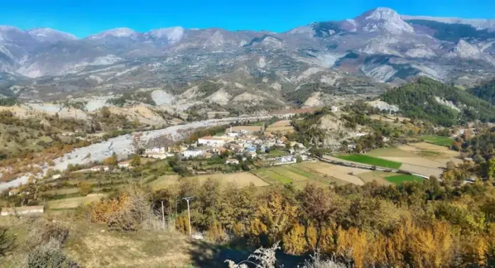 Fshati Zall-Bastar Fshati Zall-Bastar