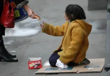 LYPËSIT E TROTUAREVE DHE TË SEMAFORËVE Lypës