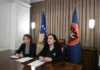 VJOSA DHE DONIKA U BARRIKADUAN NË MBROJTJEN E RUGOVIZMIT, ANDAJ KLANI I PËRZURI NGA PARTIA! Vjosa Osmani-Donika Gërvalla