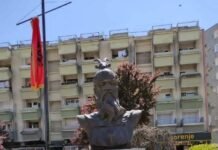 GJERGJ KASTRIOTI – SKËNDERBEU, HERO DHE KRENARI E SHQIPTARËVE, EMËR I PËRJETSHËM NË KUJTESËN TONË KOMBËTARE DHE NË BOTËN DEMOKRATIKE Busti i Gjergj Kastriotit në Klinë