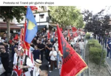 “Kombi është mbi çdo parti” – Zëri i studentëve shqiptarë për gjuhën dhe dinjitetin kombëtar Protesta në Tiranë për gjuhën shqipe