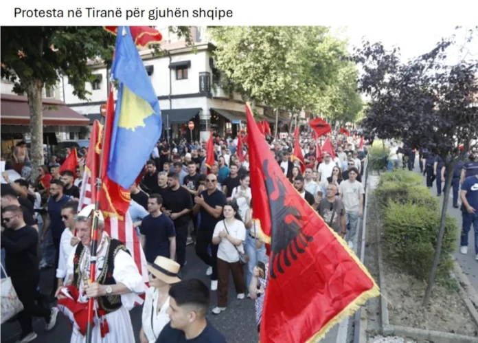 Protesta në Tiranë për gjuhën shqipe