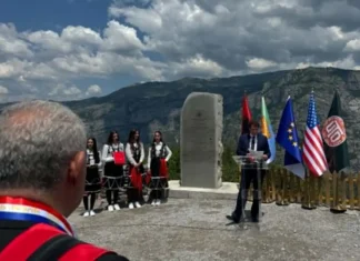 Guri poetik i Malësisë së Madhe nga UTD Guri poetik - Gjeka mban fjalimin