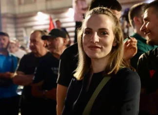 Marjana Koçeku: Letër e Hapun – shpërbleni shqiptarët me dorëheqjen tuej! Marjana Koçeku - protestë