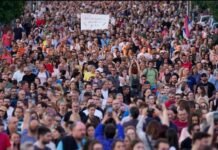 DY TEMAT KUNDËRSHTUESE NË MITINGUN E MADH TË POPULLIT TË VUÇIQIT NË BEOGRAD Protesta - Serbi