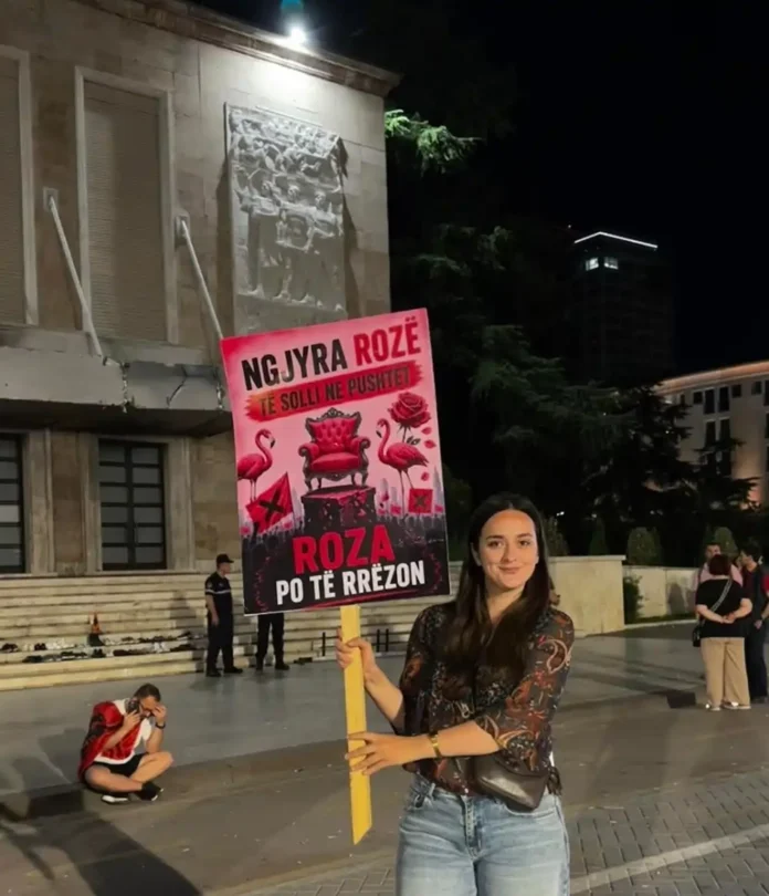 Sidorela - vajza e protestës Sidorela - vajza e protestës