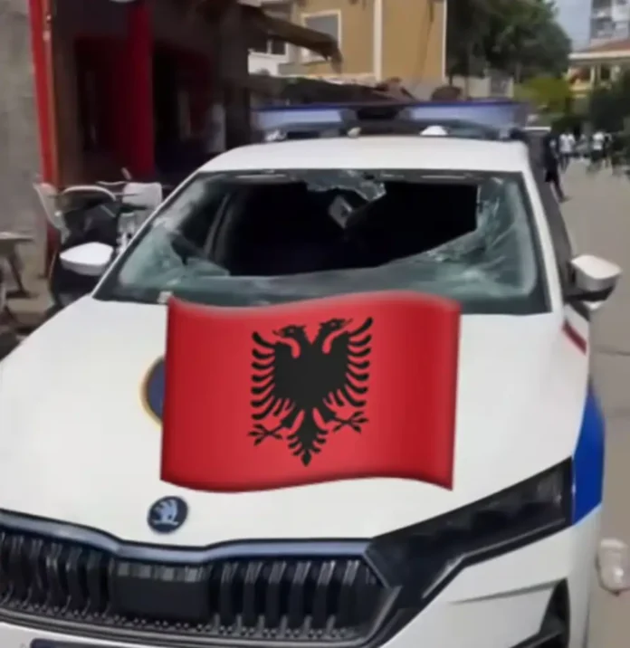 Makina e policisë e dëmtuar