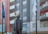 Klina nderoi Dr. Ibrahim Rugovën me shtatoren e sponsorizuar nga Marjan dhe Ilir Cubi nga Nju-Jorku