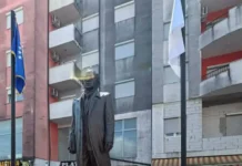 Klina nderoi Dr. Ibrahim Rugovën me shtatoren e sponsorizuar nga Marjan dhe Ilir Cubi nga Nju-Jorku