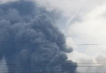 Ukraina po sulmon Moskën. A mund të rezistojë Putini? The World - Russia-Ukraine - black smoke
