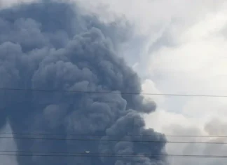 Ukraina po sulmon Moskën. A mund të rezistojë Putini? The World - Russia-Ukraine - black smoke