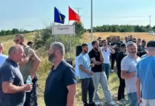 KUR FLAMURI I SKËNDERBEUT U NGRIT KUNDËR NJË KISHE SHQIPTARE