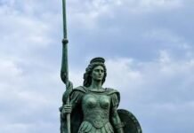 Studiuesi Auron Tare ironizon bustin e “Teutës” në Shëngjin